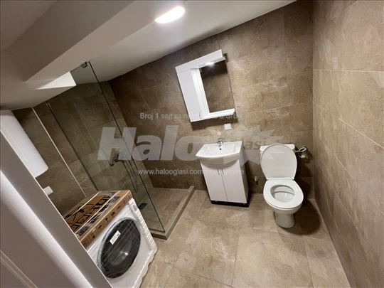 Izdajem nov, namesten stan u centru Kumodraza