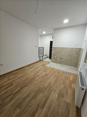 Lep jednoiposoban stan nadomak Keja