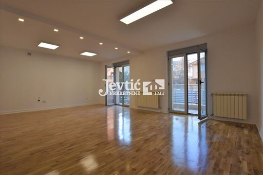 Poslovna zgrada na Dedinju sa garažom