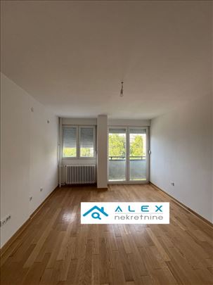 Renoviran dvoiposoban stan na odličnoj lokaciji