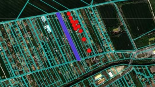 Ugaona parcela u Surčinu