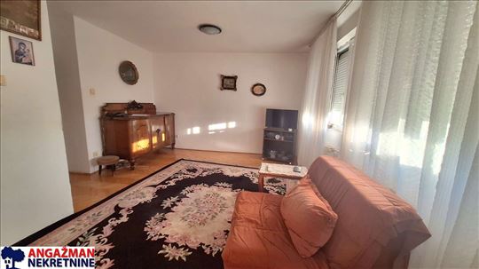 Zaplanjska, bele zgrade - 35kvm