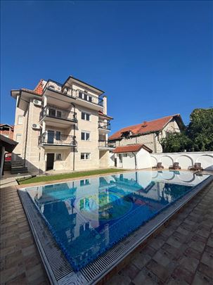 Ekskluzivna vila na Voždovcu-bazen, sedam terasa