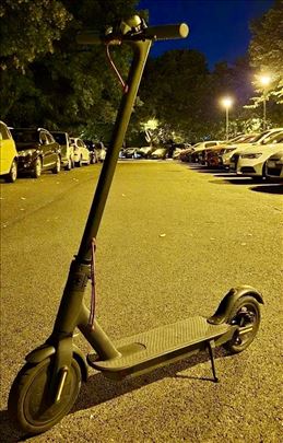 Električni trotinet xiaomi m 365