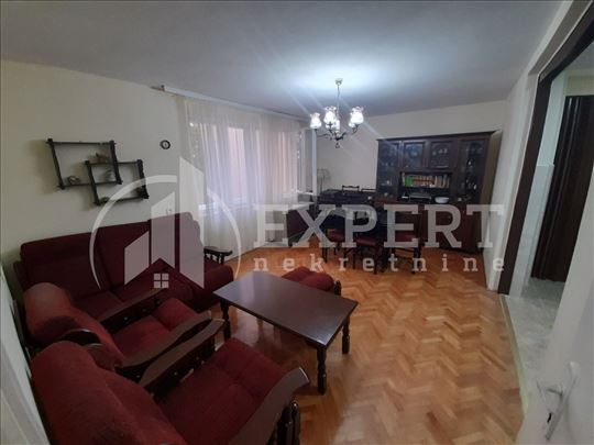 Izdaje se jedoiposoban stan u centru, prizemlje, g