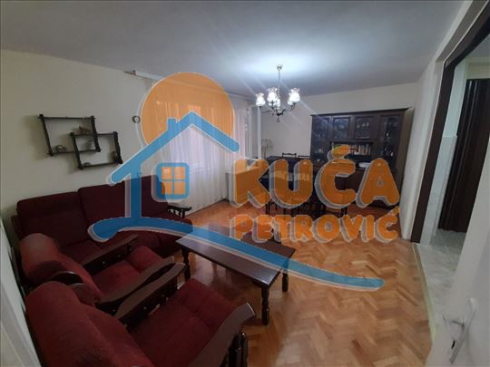 Izdaje se jedoiposoban stan u centru, prizemlje, g