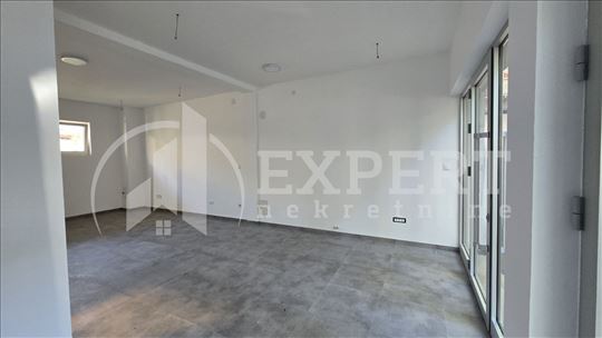 Izdaje se ulični lokal u centru, 40m2