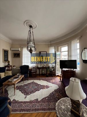 Salonac sa parking mestom i pogledom na Hram