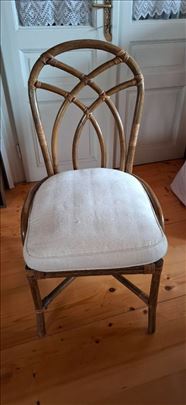 Šest stolica od bambusa