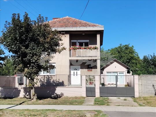 Spratna porodična kuća sa poslovnim prostorom