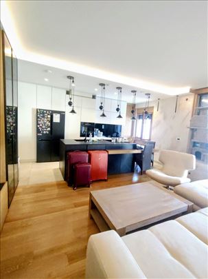 Dobanovačka,stan 75m2+200m2 dvorište