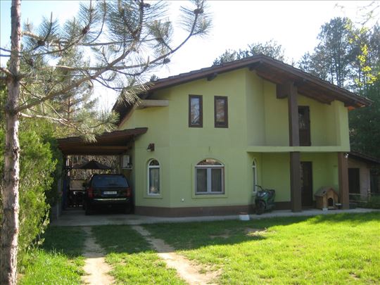 Dvospratna kuća na živopisnom mestu blizu Dunava