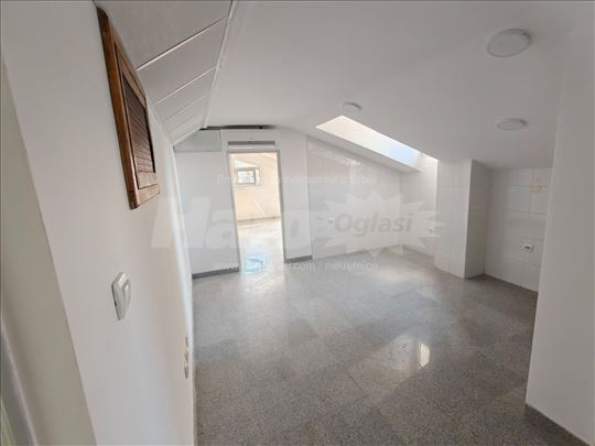 Izdajem kancelarijski prostor 50m2,Crveni Pevac