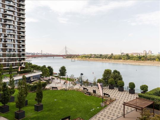 Trostrano orijentisan stan sa pogledom na reku - B