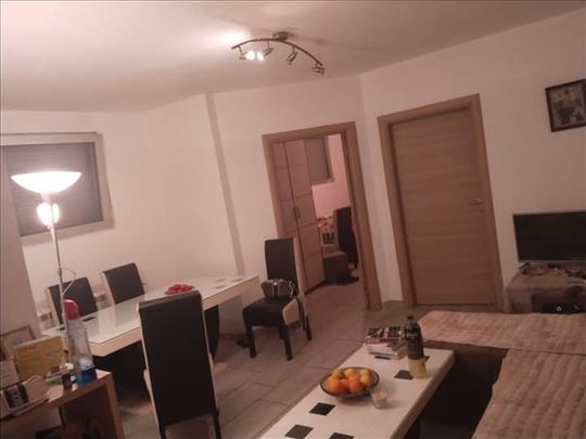 Uknjižen trosoban stan u tihoj ulici