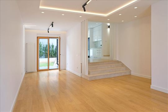 Izdaje se Luksuzan višesobni stan na Dedinju