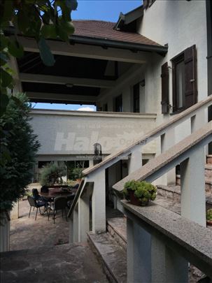 Kuća u mirnom kraju sa velikim dvorištem