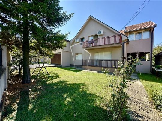 Tri kuće, 9,76ari, 311m2+garaža+bazen, Barič ID#12