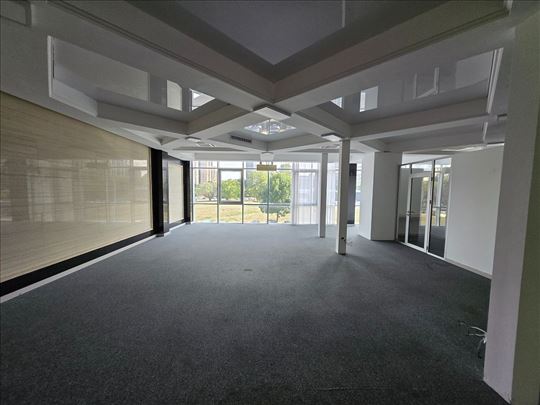 Izdajemo poslovni prostor, 677m2, I sprat, Blok 63