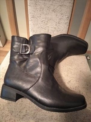 Nove cizmice gleznjace,velicina 37 ili 24 cm