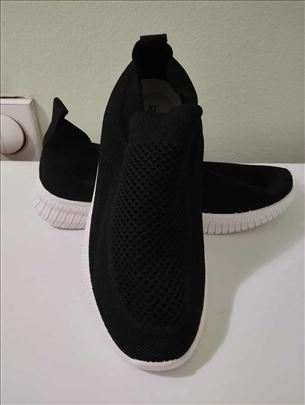 Nove crna carapa patika,velicina 41 ili 26 cm