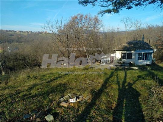 Ripanj 16 ari, kuća 25 kvm, voda i struja uvedeni 