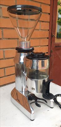 Vintage Faema profesionalni mlin za kafu restaurir