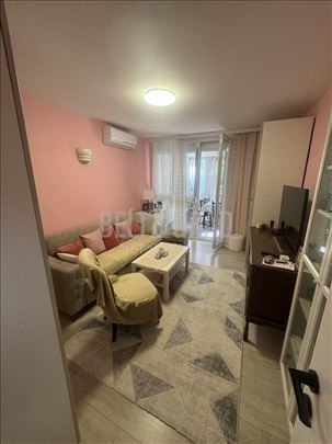 Zemun, Galenika, uknjižen, prelepa terasa 12m2