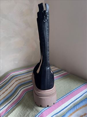 Ženske Crne,   debela guma.   Br 41,