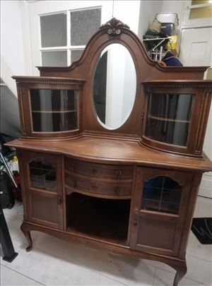 Drvena komoda sa ogledalom