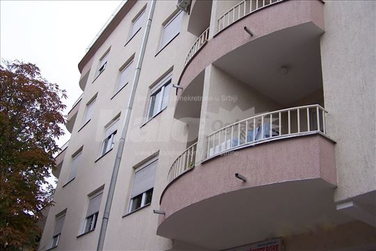 Novija sređena garsonjera Gundulićeva 25.