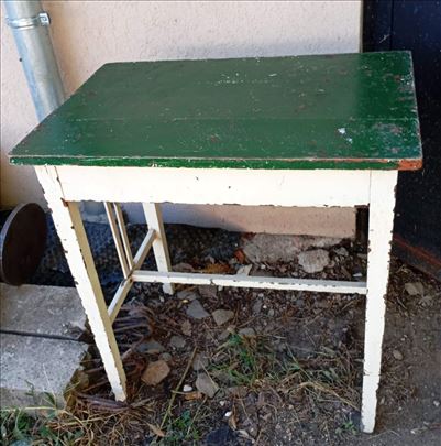 Prelep, stari drveni sto, izuzetno dekorativan