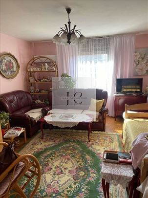 Prodaje Se Divan Funkcionakan Stan Na Novom Naselj