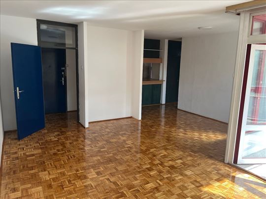Banjica 3.0 useljiv uknjižen stan III sprat lift
