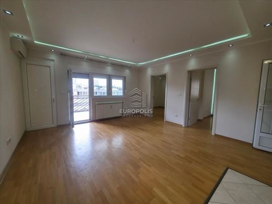 Kod pošte na Dušanovcu, novija gradnja, svetao ID#