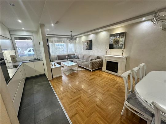 Kompletno namešten četvorosoban stan! 