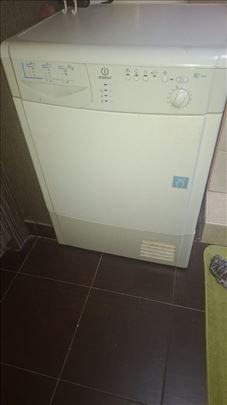 Prodajem mašinu za sušenje veša Indesit