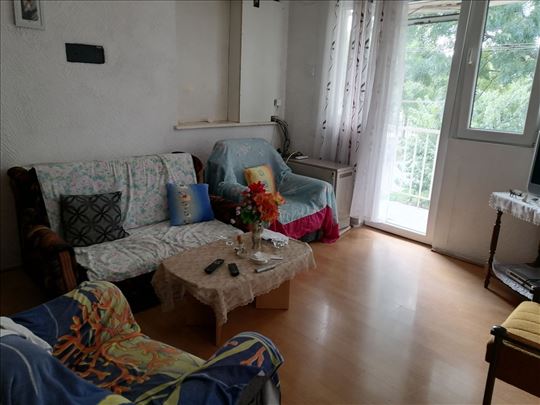 Renoviran dvosoban stan u Bariču
