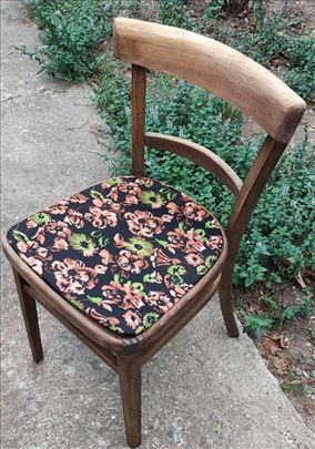 Šarmantna retro drvena stolica