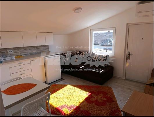 Izdajem lux stan u Borči