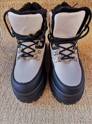 Duboke zimske cipele sa debelim đonom broj 37