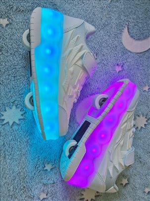 Patike sa točkićima,led,usb,bele,ima brojeva