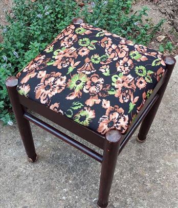 Retro Drveni Tabure sa Cvetnim dezenom 