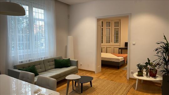 Senjak, useljiv trosoban stan