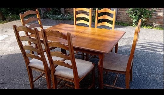 Trpezarijski sto sa šest stolica