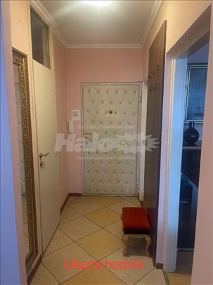 4.0 Renoviran, namešten stan u bloku 70. 