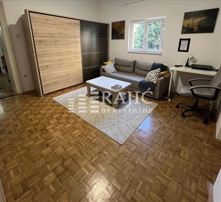 Centar(Slavija)Beogradska 52m2,2.5-odlična lokacij