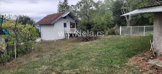 Dve manje kuce na prostranom placu