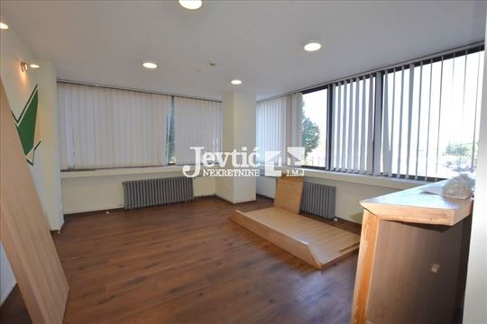 Kancelarijski prostor u poslovnoj zgradi u centru 