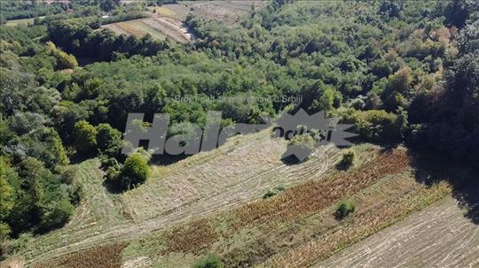 Prelep plac 25 ari ušuškan u podnožju Jasrebca